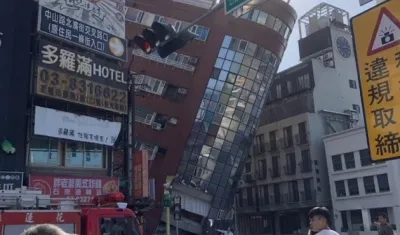Edificio derrumbado tras el fuerte sismo en Taiwán. 