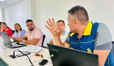 El subdirector para el Manejo de Desastres de la UNGRD, Luis Carlos Barreto, en la reunión en la Gobernación de La Guajira