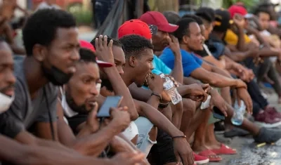 Migrantes de varias nacionalidades aguardan en Monterrey, México