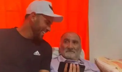 Sebastián Viera durante su visita al 'Zurdo' Lopez. 