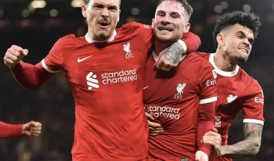 Trío sudamericano festejando el segundo gol del Liverpool: Darwin Núñez, Alexis Mac Allister y Luis Díaz. 