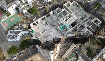 Vista aérea de las obras de demolición del edificio Aquarela de Cartagena