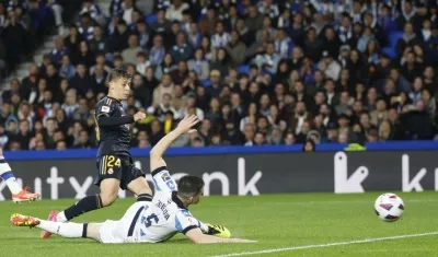 El turco Arda Güler marca el gol que le dio la victoria al Real Madrid. 