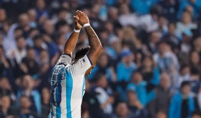 Roger Martínez celebra tras marcar el tercer gol de Racing. 