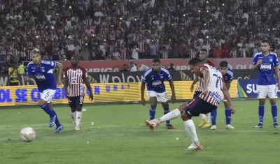 Carlos Bacca, de pena máxima, marcó el gol del triunfo de Junior sobre Millonarios, por la Superliga. 