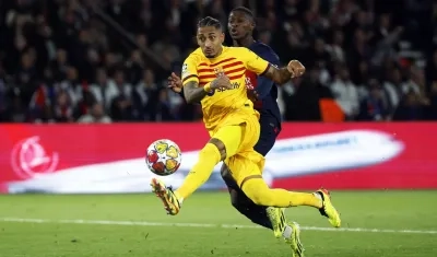 El brasileño Raphinha marcó un doblete para el Barcelona. 