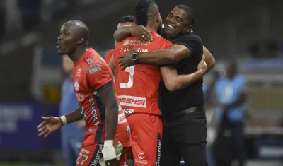 Huibert Bodhert, técnico de Alianza, celebra con Jesús Figueroa, autor del gol del empate de su equipo.