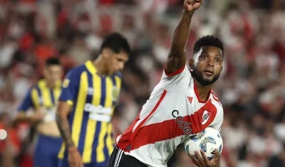 Miguel Borja celebra tras marcar el gol del empate de River ante Rosario Central. 