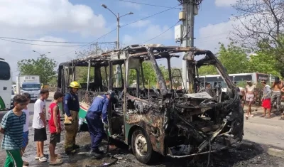 Bus de la empresa Sobusa incinerado. 