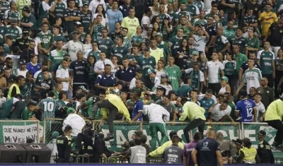 Los desmanes de los hinchas del Cali en las tribunas del estadio de Palmaseca.