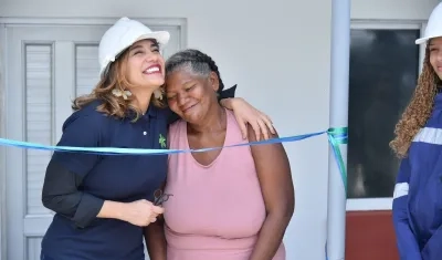 Ana María Cortés recibiendo su vivienda en el barrio El Bosque.