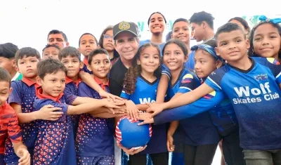 Alcalde Alejandro Char junto a niños durante la obra en La Magdalena.