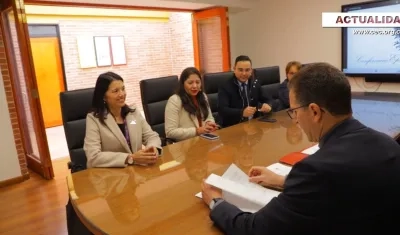 La directora de la Unidad, Luz Janeth Forero, y monseñor Juan Carlos Barreto, presidente de la Comisión Episcopal, firmaron el convenio