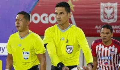 Jorge Duarte, árbitro del partido Millonarios-Junior, el miércoles en Bogotá.