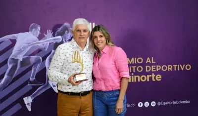 Julio Comesaña junto a su hija Vanina, tras recibir la distinción. 