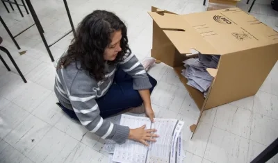 Una persona en el conteo de la votación del referéndum este domingo en Quito