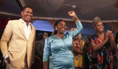 Francia Márquez en compañía de su esposo Yerney Pinillo y de Aurora Vergara, ministra de Educación.