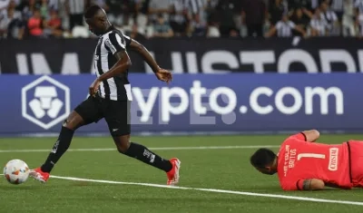 Luiz Henrique anotó el primer gol de Botafogo tras eludir al portero Gustavo Britos. 