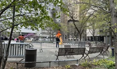 Momentos en que el desconocido se prende fuego