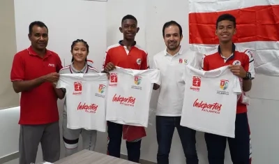 Iván Urquijo, director de Indeportes Atlántico, hizo entrega de los uniformes a los deportistas.