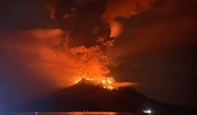 La erupción del miércoles en la noche del volcán Ruang, en las Islas Cébeles