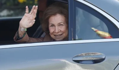La reina emérita Sofía saluda a la salida de la clínica Ruber Internacional de Madrid