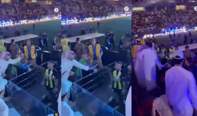 Momento de la agresión del aficionado del Al Ittihad al jugador Abdul Razzaq Hamdallah.