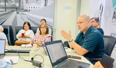 El director del AMB, Libardo García, y la secretaria de Tránsito y Seguridad Vial, Eucaris Navarro