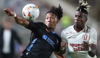 José Quintero, de Liga de Quito, domina la pelota ante la marca de Segundo Portocarrero, de Universitario.