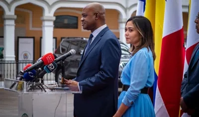 El Canciller (e) de Colombia, Luis Gilberto Murillo, y la de Panamá, Janaina Tewaney.