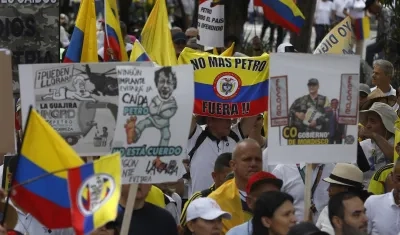Ciudadanos participan en la marcha de este domingo en Medelín