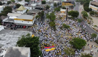 Barranquilleros marchan contra el gobierno del Presidente Petro.
