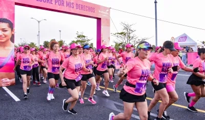 La carrera ‘Marea Rosa’ se realizó en el Gran Malecón del Río.