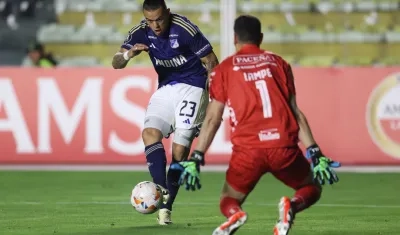 Leonardo Castro, autor de los dos goles de Millonarios, en un mano a mano con el portero Carlos Lampe.