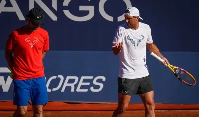 Rafael Nadal durante una práctica con su entrenador Carlos Moyá. 