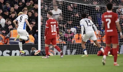 Accion del tercer gol del Atalanta, marcado por el croata Mario Pasalic. 