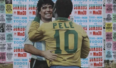 Diego Maradona y Pelé en un mural en la Avenida Paulista de Sao Paulo.