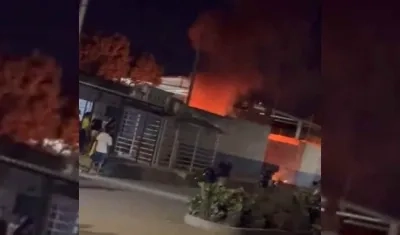 Imagen de la protesta y el incendio.