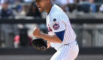 José Quintana celebra tras ponchar a un bateador rival.