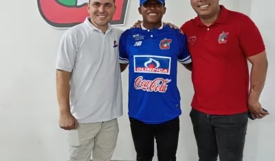 Tiago Racero en compañía de Juan José Rojas y Hamilton Sarabia, coordinador de operaciones y gerente deportivo de los Caimanes, respectivamente.