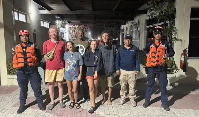 Personal de la Armada con los cinco turistas europeos rescatados cerca de Santa Marta