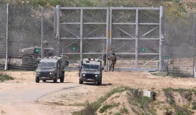 Imagen de archivo de soldados israelíes con vehículos militares en la valla fronteriza con la Franja de Gaza