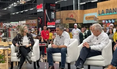 El presidente del Grupo Éxito, Carlos Calleja, y el gerente general, Carlos Mario Giraldo, en la rueda de prensa sobre 'Precio insuperable'.