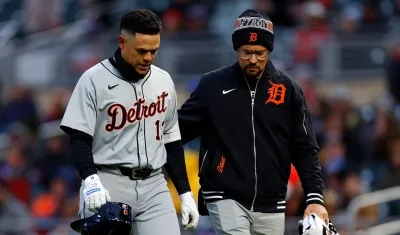 Gio Urshela cuando abandonaba el terreno de juego tras lesionarse. 