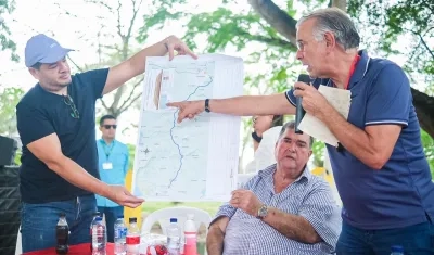El gobernador Eduardo Verano explicando el plan de obras que ejecutará en Sabanalarga. 