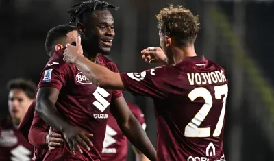 Duván Zapata celebra uno de sus goles contra el Empoli. 