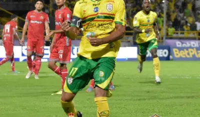 Christian Marrugo festeja tras marcar, de pena máxima, el gol de la victoria del Real Cartagena.  