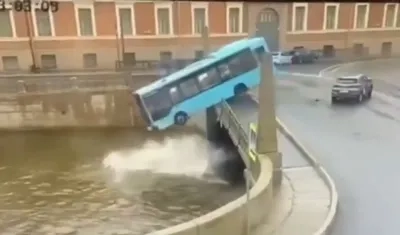 Momento en que el bus cayó al río. 