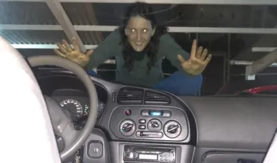 Rebeca García sobre un carro.