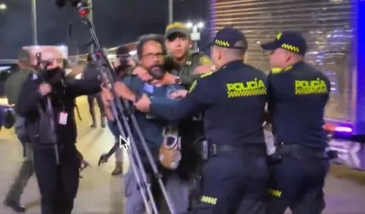 Momento en que eran agredidos los periodistas y nos les permitían cubrir la noticia. 